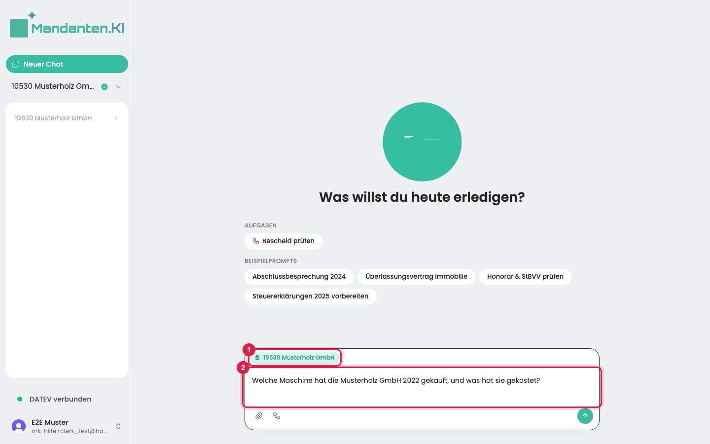 Eingabefeld mit dem gewählten Mandanten (1) und der getippten Frage (2), rechts unten der grüne Pfeil zum Senden