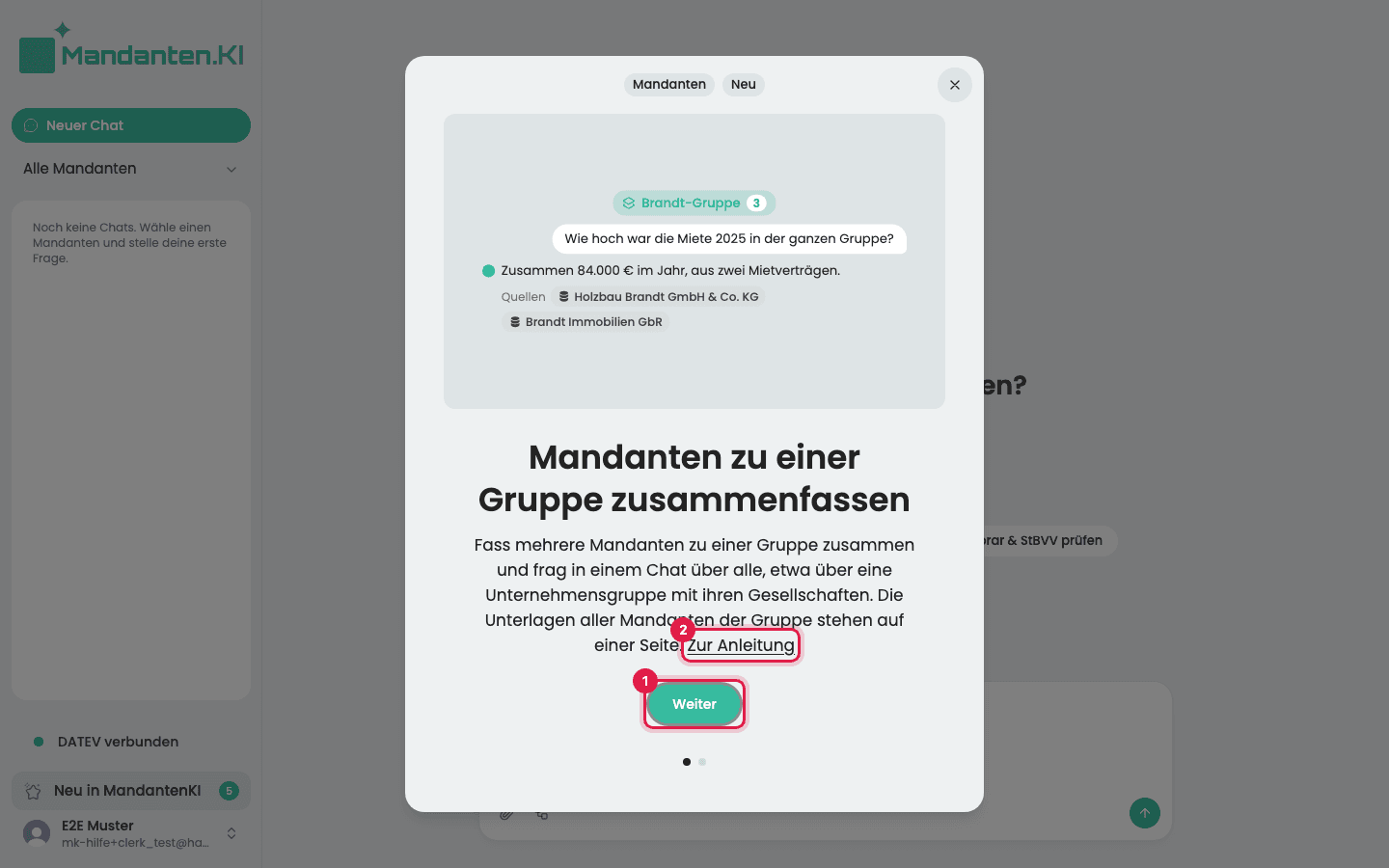 Fenster mit der Vorstellung einer Neuerung: Animation, Titel und Text mit dem Link „Zur Anleitung“ (2), darunter „Weiter“ (1)